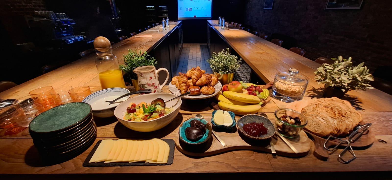 Royale ontbijttafel in een warme, karaktervolle eventlocatie