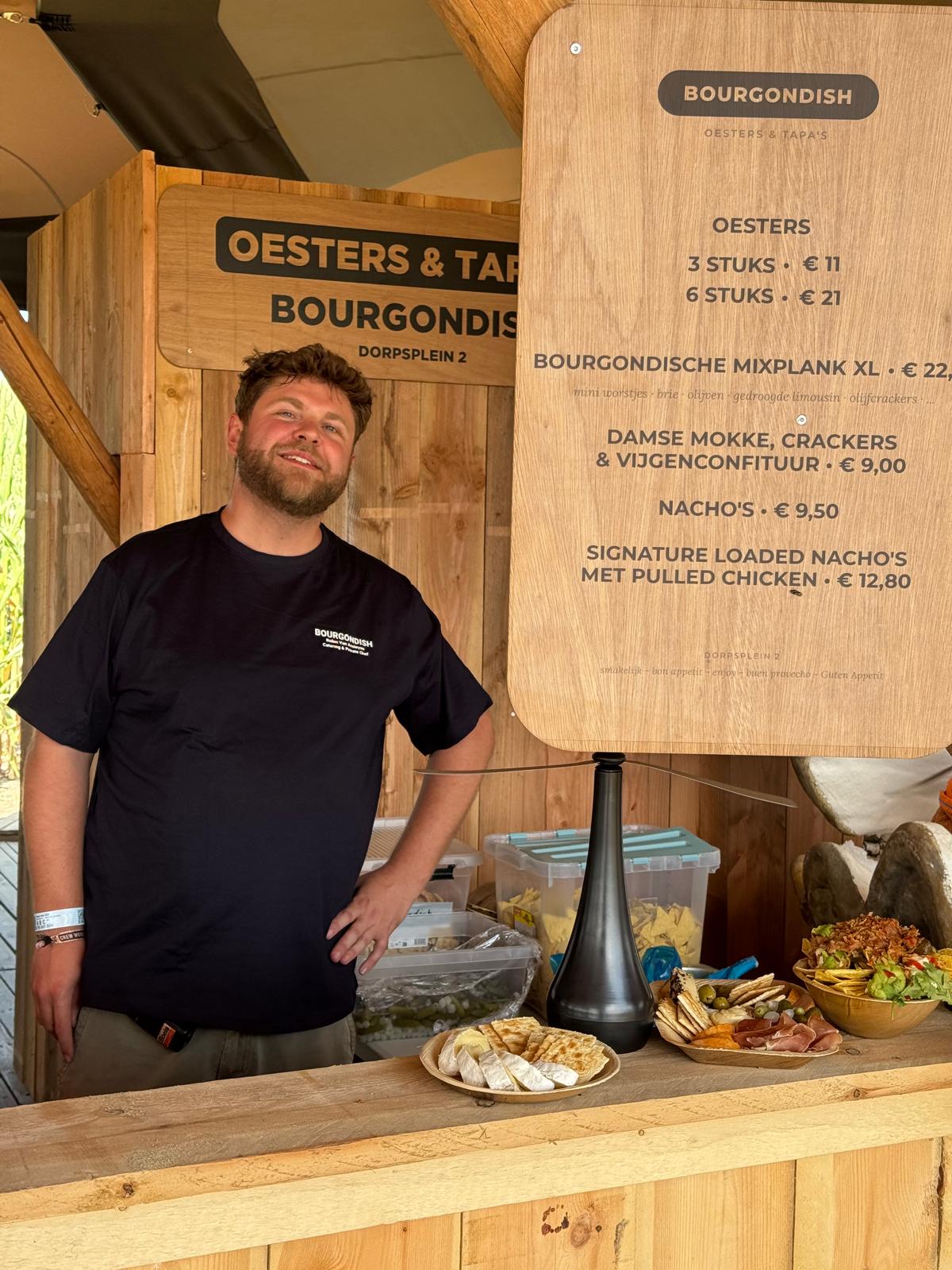 Robin achter de Bourgondish-stand op Campo Solar