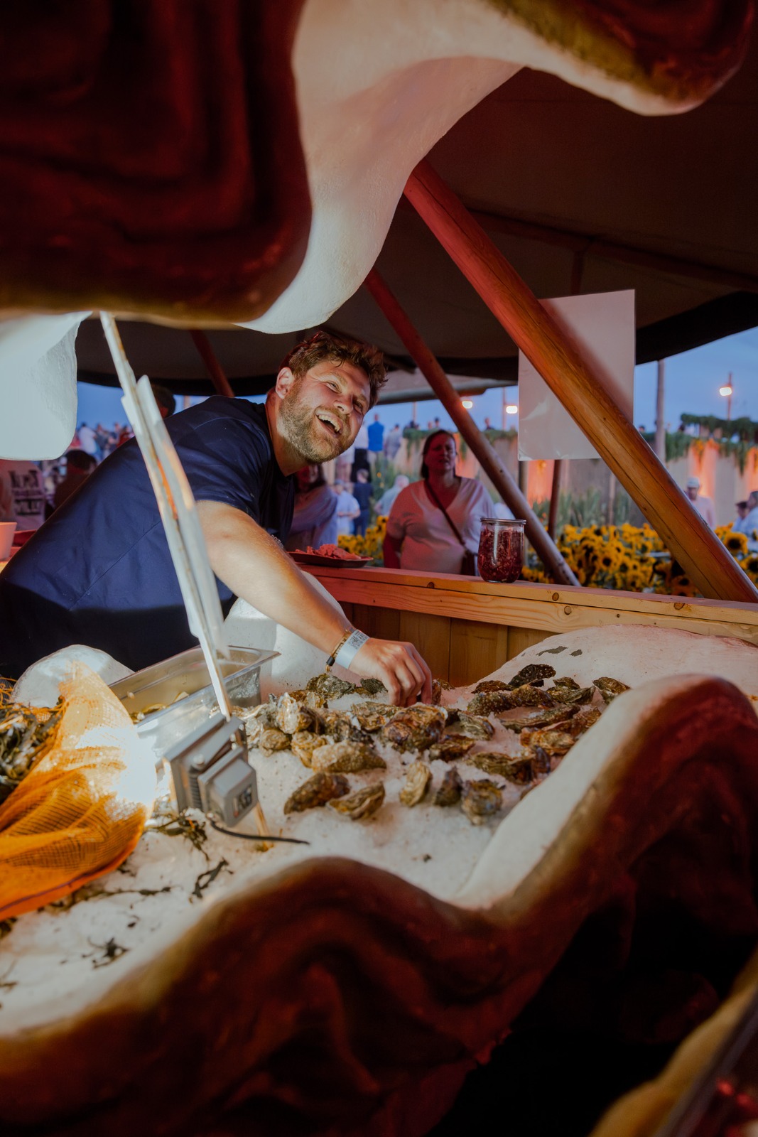 Robin Van Acoleyen serveert verse oesters op Campo Solar