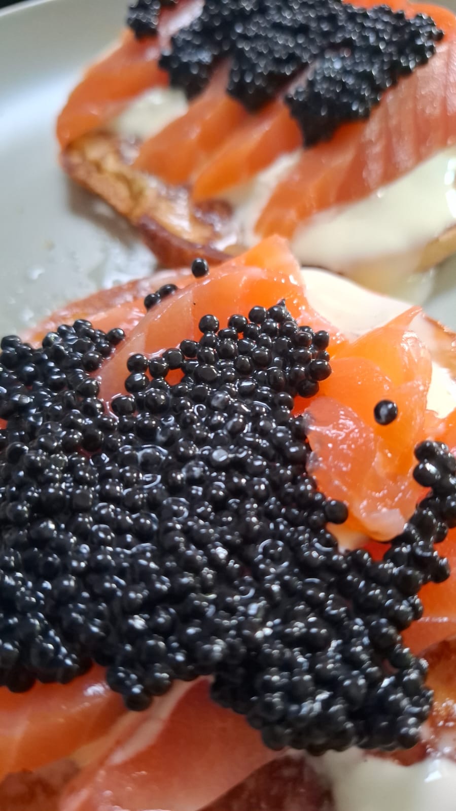 Verfijnde hapjes met zalm, crème en kaviaar