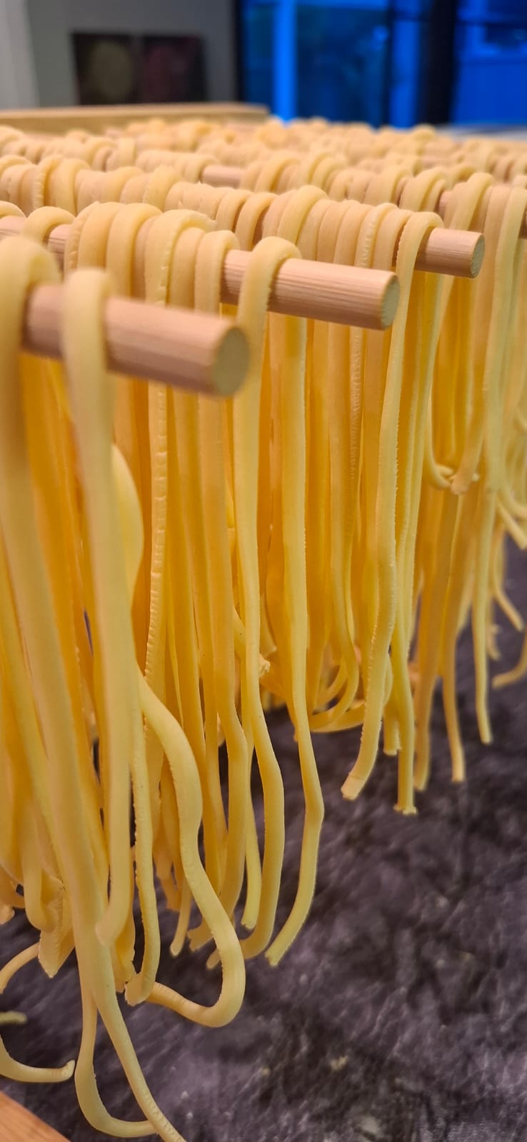 Versgemaakte pasta hangt te drogen in een mediterrane keuken